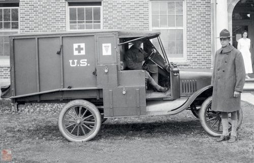 ICM 1:35 Model T 1917 Ambulance with US Medical Personnel